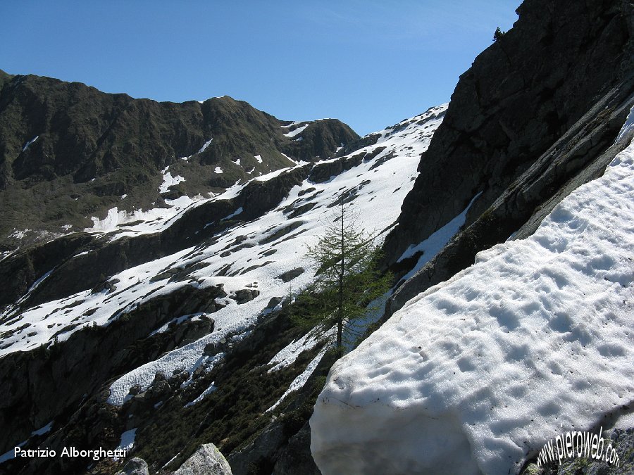 12 Dalle creste veduta verso il Passo di Valbona.JPG - 12 Dalle creste veduta verso il Passo di Valbona